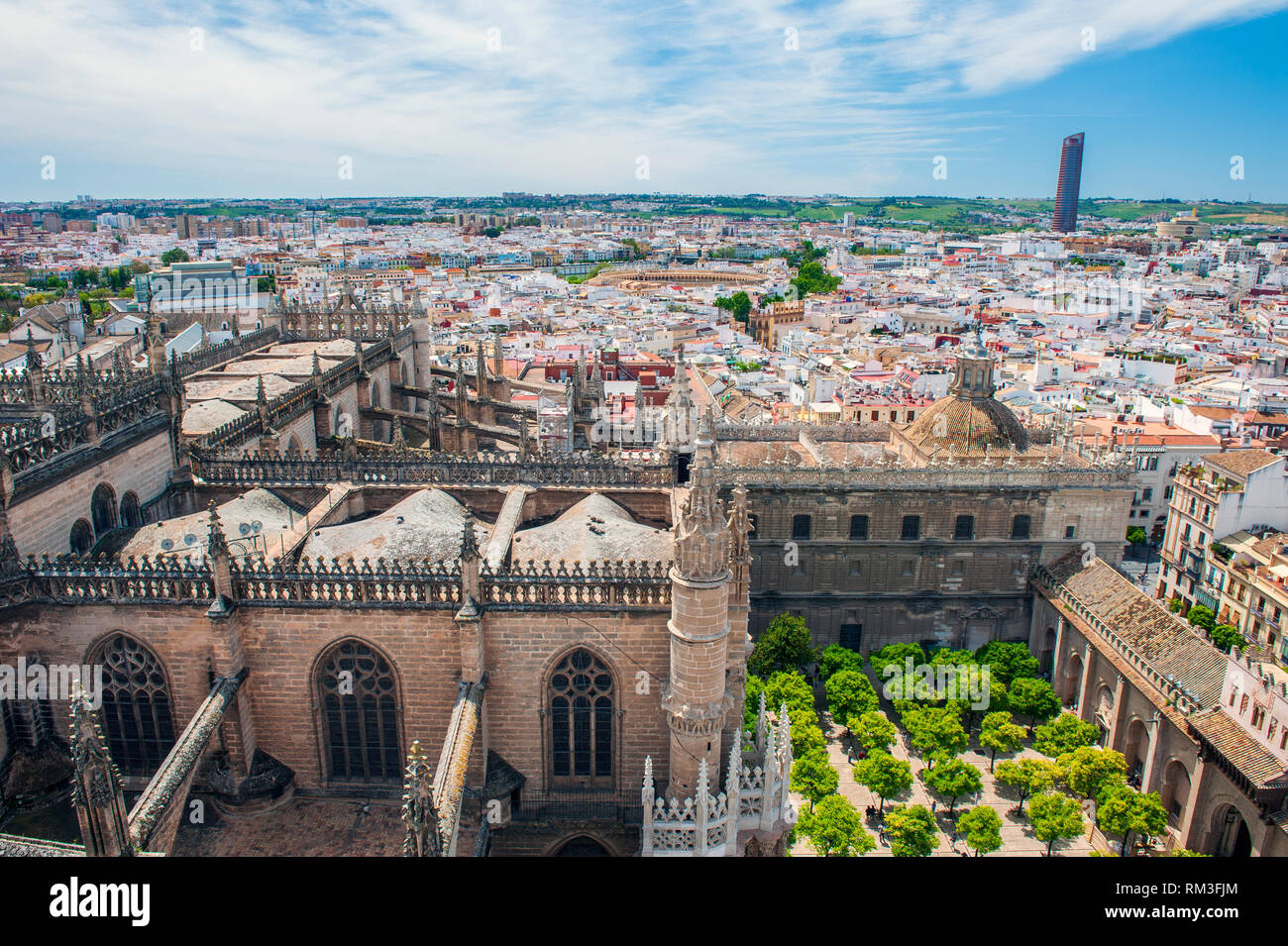 Blick hinunter auf die Kathedrale von Sevilla von der Giralda der Kirche aus dem 11. Jahrhundert. Stockfoto