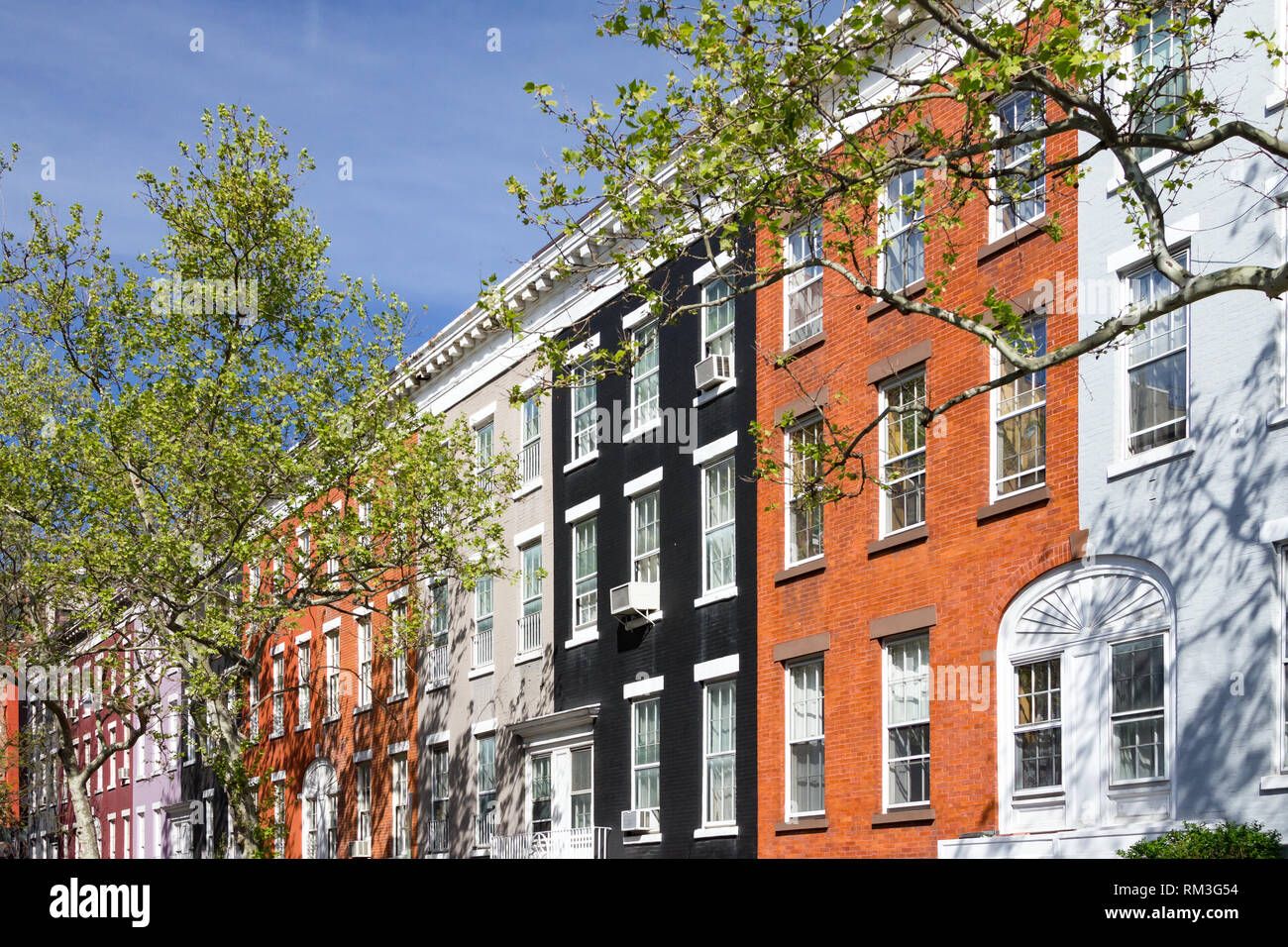 Block von bunten Reihenhäuser auf Macdougal Street in der Nähe von Greenwich Village in New York City Stockfoto