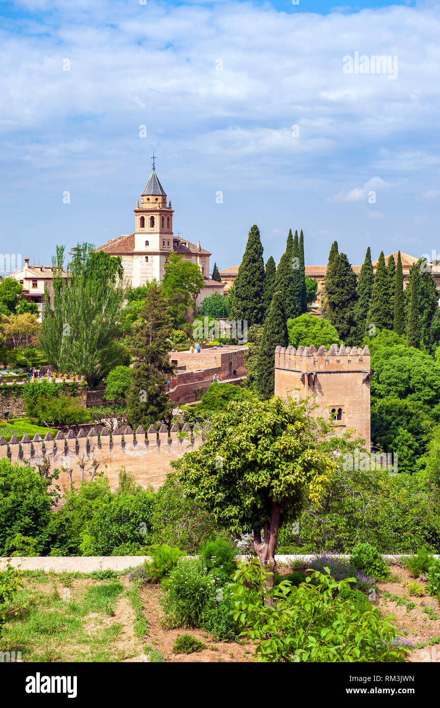 Blick über die Alhambra, eine aus dem 13. Jahrhundert, maurischen Palast Komplex in Granada, Spanien, aus dem Sommer oder Generalife. Auf römischen Ruinen erbaut, die Alhamb Stockfoto