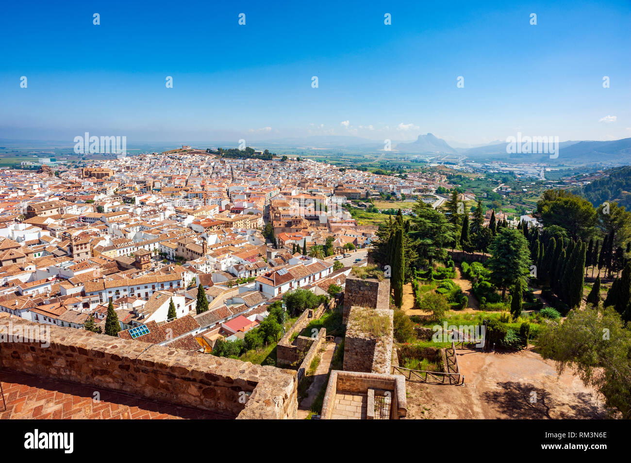 Ein Blick über Antequera von den Wällen der Alcazaba, oder maurische Festung, Andalusien, Spanien. Seit der Bronzezeit, Antequera war römisch, t Bewohnt Stockfoto