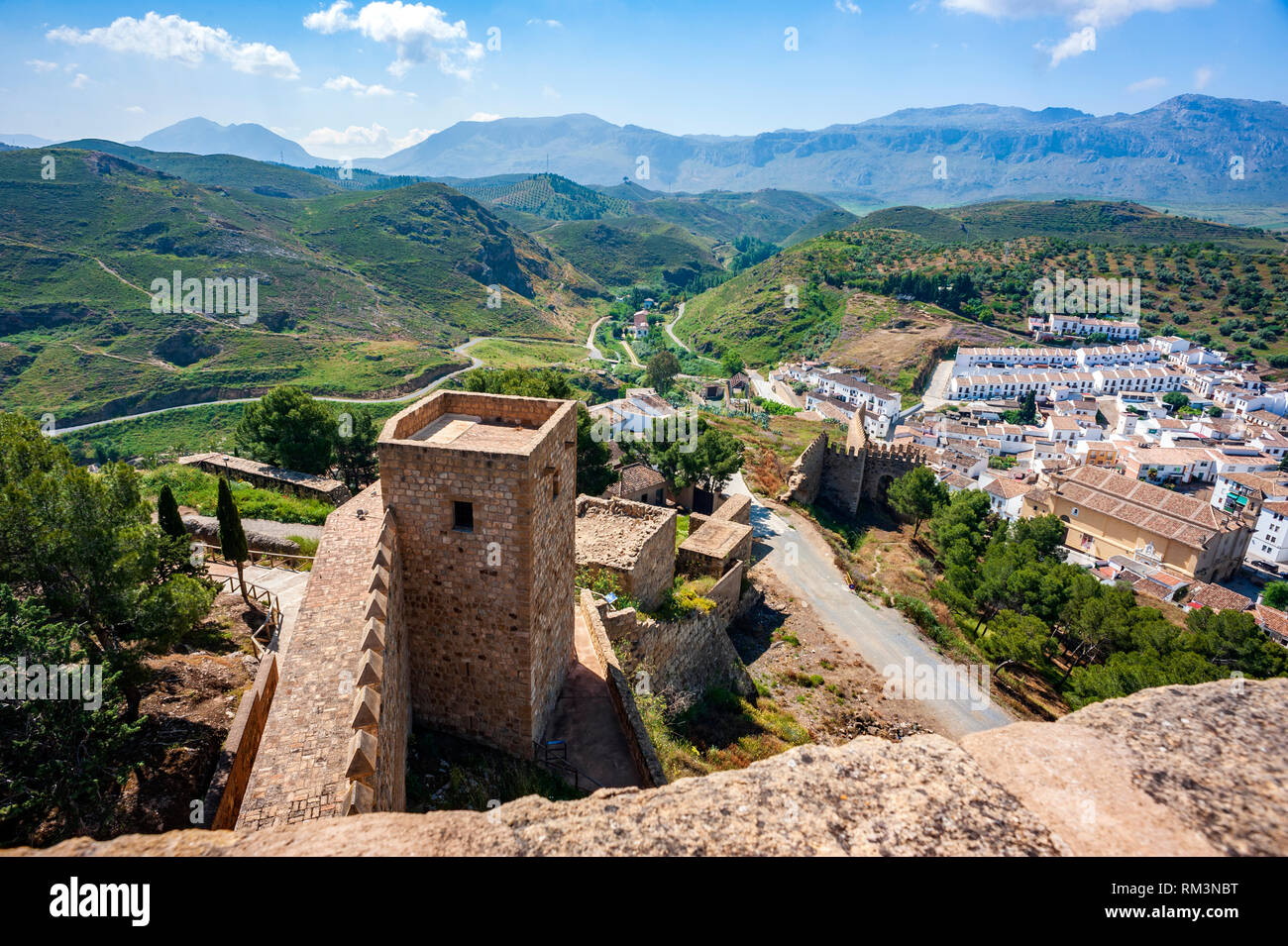 Einen Blick auf die Stadtmauer und die umliegende Landschaft von der Alcazaba, oder maurische Festung, in Antequera, Andalusien, Spanien. Seit der Bronzezeit bewohnt Stockfoto