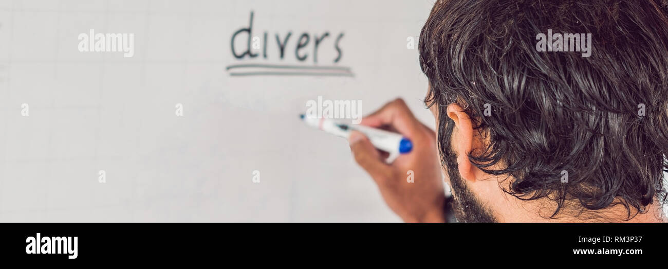 Diver schreibt eine Markierung auf dem Board BANNER, lange Format Stockfoto