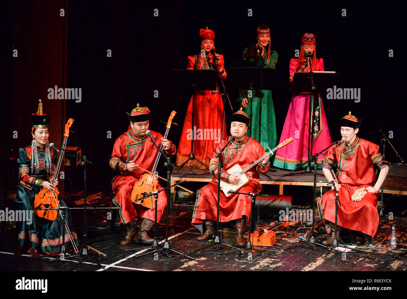 (237449) - VARAZDIN, 13.02.2019 (Xinhua) - Mitglieder der Hinggan Volksmusik Ensemble aus China durchführen auf kroatischen Nationaltheater in Varazdin, Kroatien, Feb.12, 2019. "Happy Spring Festival" Leistung am Dienstag war der Anfang des Jahres der kulturellen und touristischen Zusammenarbeit zwischen China und Kroatien. (Xinhua / Gao Lei) Stockfoto