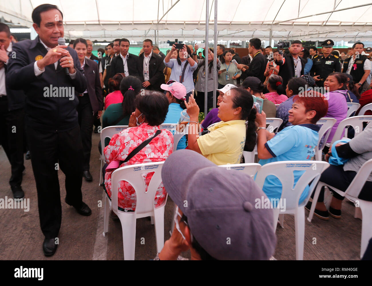 Bangkok, Thailand. 13. Feb 2019. Thailands Premierminister Prayuth Chan-ocha gesehen spricht zu seinem Unterstützer während seiner Besuche bei Bang Khae markt Management von Land Verkehr auf Phet Kasem Road in Bangkok, Thailand zu beobachten. Die Wahl der Kommission am 24. März als Thailands nationalen Tag der Wahl. Credit: SOPA Images Limited/Alamy leben Nachrichten Stockfoto