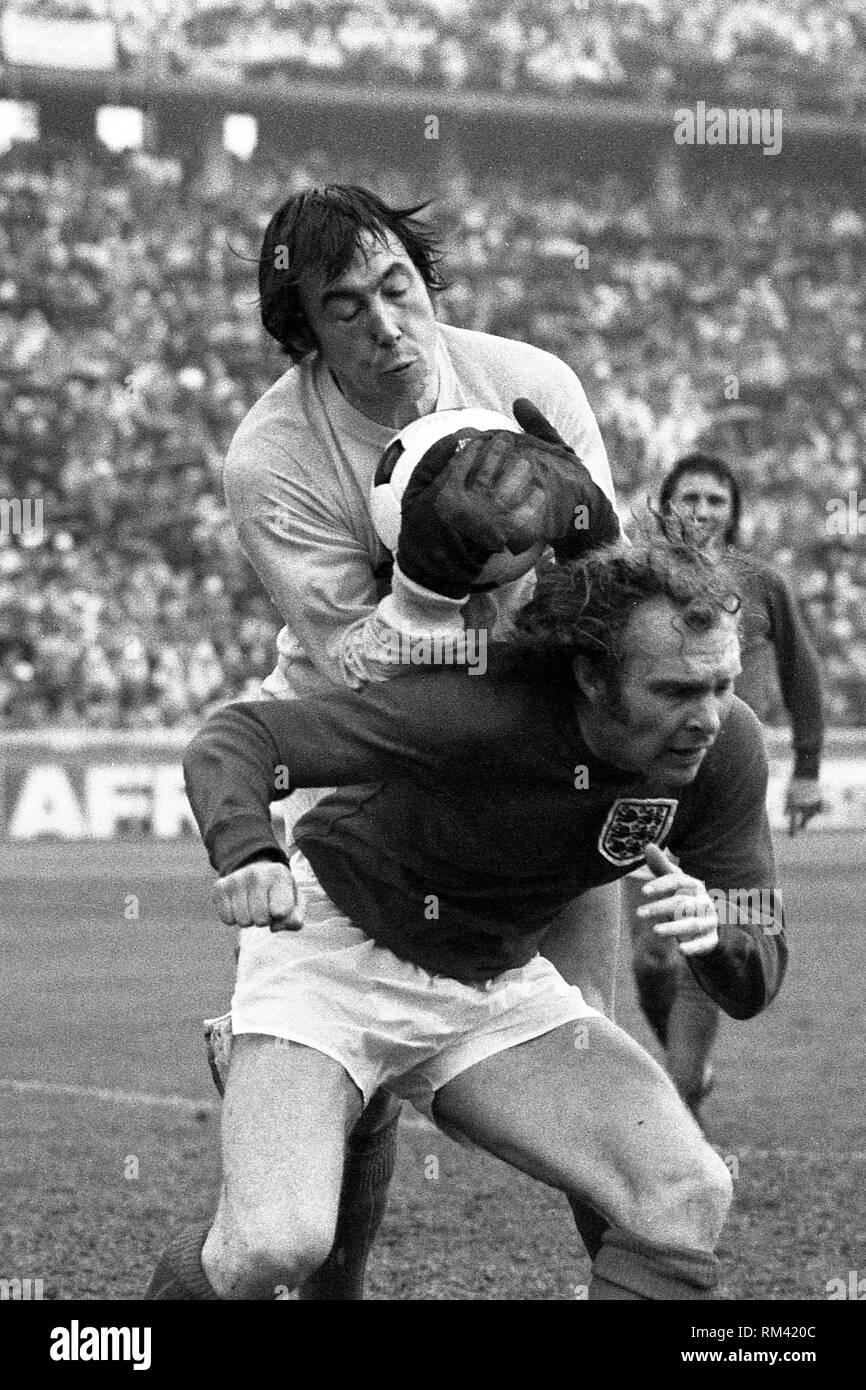 England Gordon BANKS, Torwart, Fußball, Action, Parade, mit Bobby Moore, in eine defensive Action, spielen Deutschland - England 0:0 am 13.05.1972 in Berlin, Â | Nutzung weltweit Stockfoto