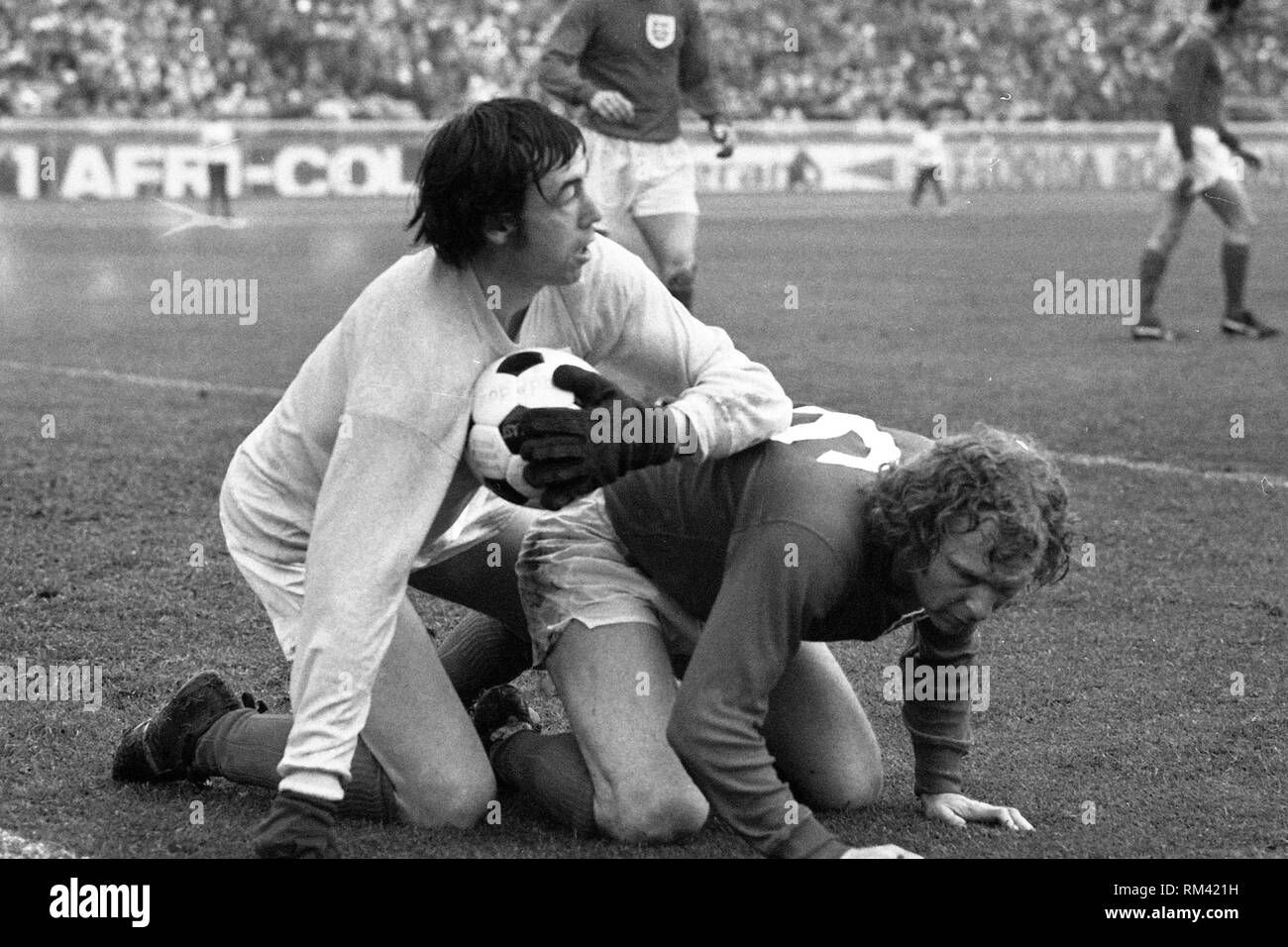 England Gordon BANKS, Torwart, Fußball, Action, Parade, mit Bobby Moore, in eine defensive Action, spielen Deutschland - England 0:0 am 13.05.1972 in Berlin, Â | Nutzung weltweit Stockfoto