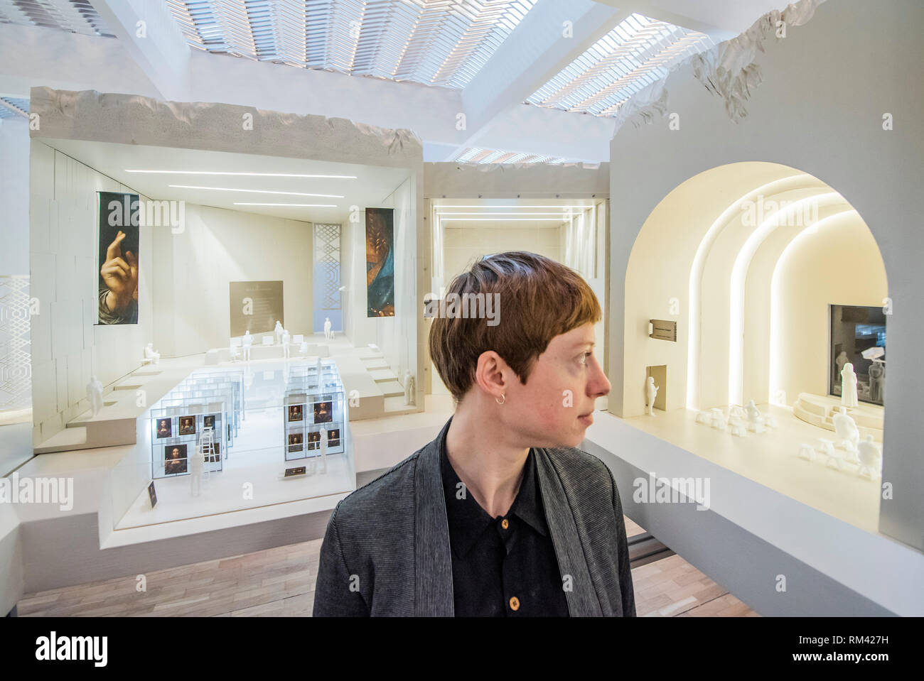 London, Großbritannien. 13 Feb, 2019. David Kohn Architekten und Simon Fujiwara - Die Salvator Mundi Erfahrung auf Leonardo da Vinci's Arbeiten. Ist das Morgen? In der Whitechapel Gallery in London. Eine neue Ausstellung, in der weltweit führende Künstler und Architekten neue Installationen präsentieren. Es ist eine der Folgemaßnahmen zu den kultigen 50er Jahre zeigen, dass dies Morgen ist und läuft vom 14. Februar 2019 - 12. Mai 2019. Credit: Guy Bell/Alamy leben Nachrichten Stockfoto