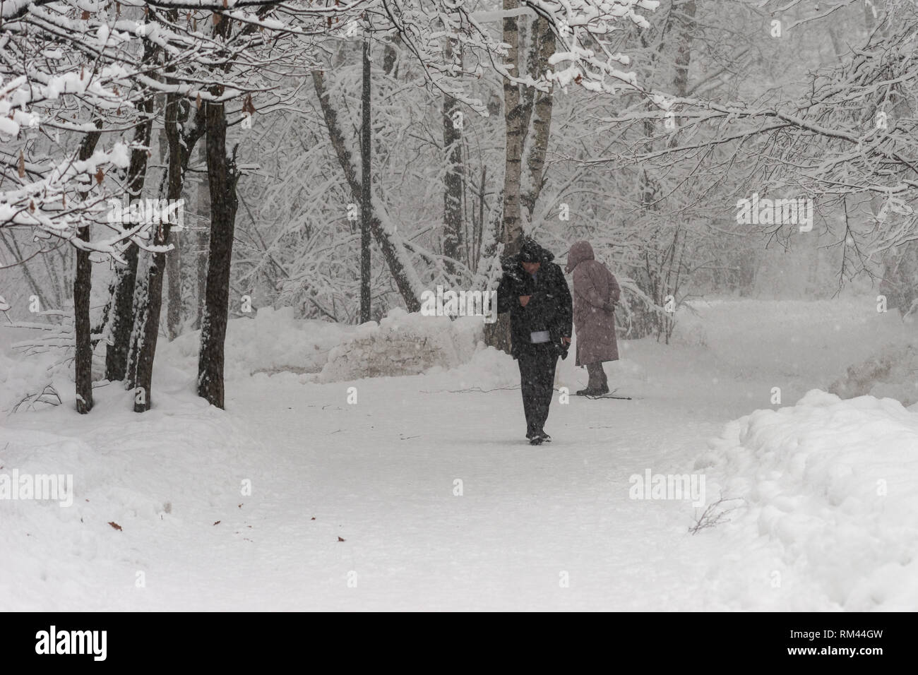 Moskau, Russland. 13. Feb 2019. Russische Wetter, Moskau. Mittwoch, 13.  Februar 2019. Schneesturm, Blizzard in Moskau. Die Temperatur liegt bei ca.  -1 C (+30 F), rauen Wind. Nicht identifizierte, nicht erkennbare Personen