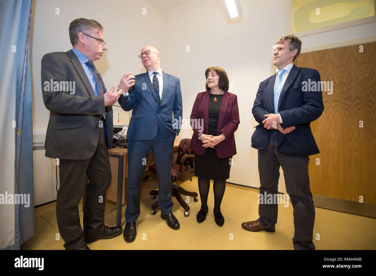 Glasgow, UK. 13. Februar 2019. (L - R) David Williams CO GC HPCP; Dr Andrew Buist, Vorsitzende des BMA Schottland schottische Allgemeinmediziner Ausschuss; Jean Freeman, Kabinettsminister für Gesundheit und Sport; Alastair Douglas-GP in Allander Chirurgie, die dargestellt werden gesehen, der Besuch einer GP Praxis - Die allander Chirurgie in Posil, Glasgow. Die Gesundheitsminister werden Mittel für ein System GPs zusätzliche Unterstützung mit den Kosten für ihre eigene Praxis zu geben. Stockfoto