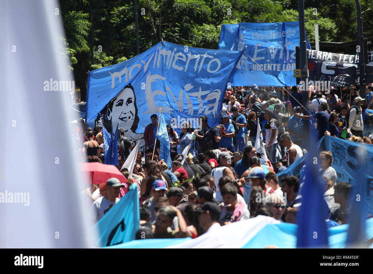 Buenos Aires, Argentinien. 13 Feb, 2019. Viele Menschen nehmen an einem Protest gegen die Wirtschaftspolitik der Regierung von Präsident Macri. Der Protest richtete sich gegen den Anstieg der Gas-, Wasser- und Strompreise genannt, "für Arbeit und gegen den Hunger". Die Inflationsrate in Argentinien ist auf 47,6 Prozent gestiegen. Vor allem die Preise für Nahrungsmittel und Verkehr im vergangenen Jahr deutlich gestiegen. Präsident Macri hat bislang die enormen öffentlichen Defizit zu verringern und die Wettbewerbsfähigkeit der Industrie steigern. Credit: Claudio Santisteban/dpa/Alamy leben Nachrichten Stockfoto