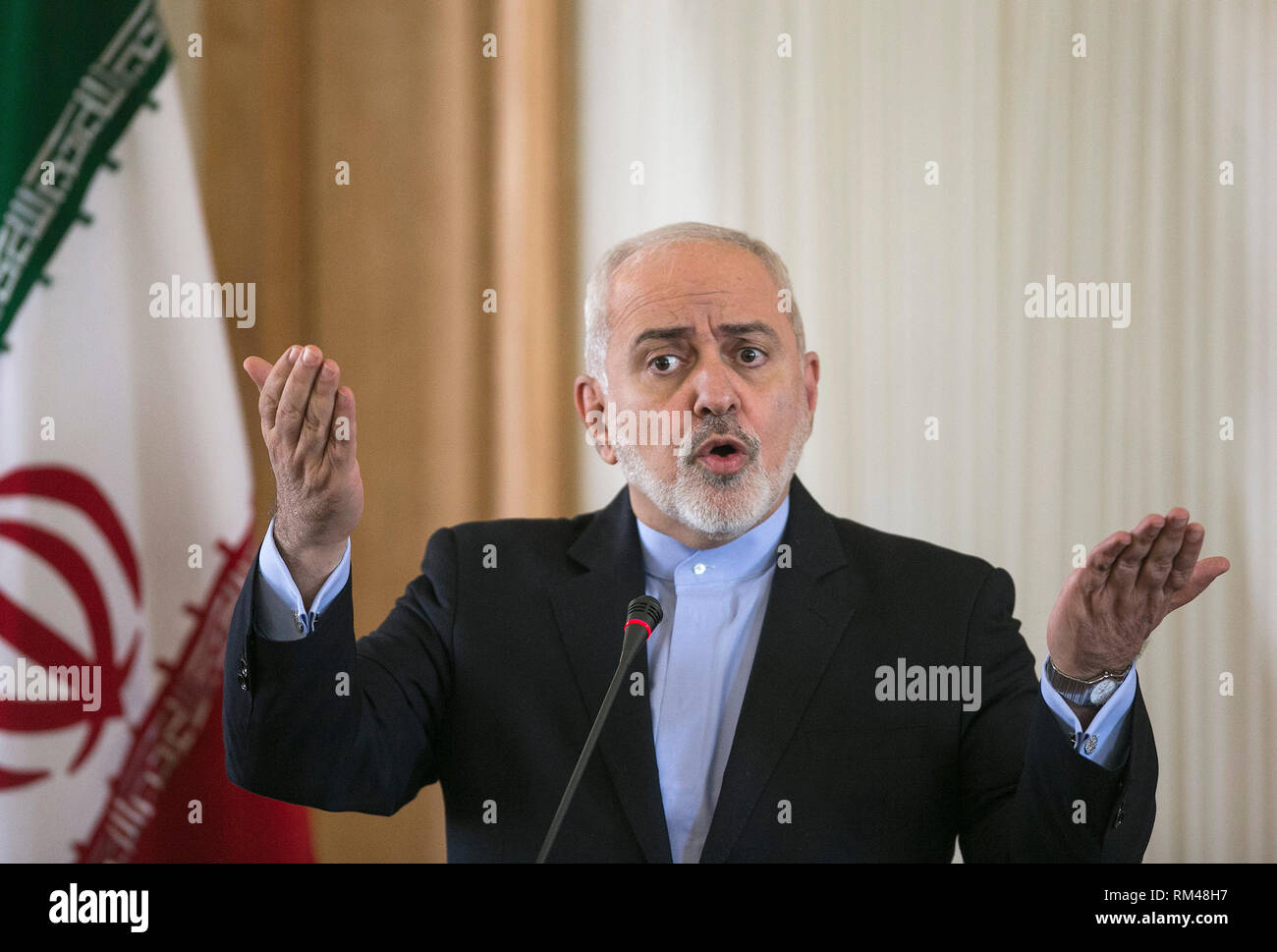 Teheran, Iran. 13 Feb, 2019. Der iranische Aussenminister Mohammad Javad Zarif spricht während einer Pressekonferenz in Teheran, der Hauptstadt des Iran, am 13.02.2019. Zarif sagte am Mittwoch, dass das Anti-Iran Begegnung in der polnischen Hauptstadt Warschau ist 'doomed fehl, die "halb-offizielle Nachrichtenagentur ISNA berichtet. Credit: Ahmad Halabisaz/Xinhua/Alamy leben Nachrichten Stockfoto