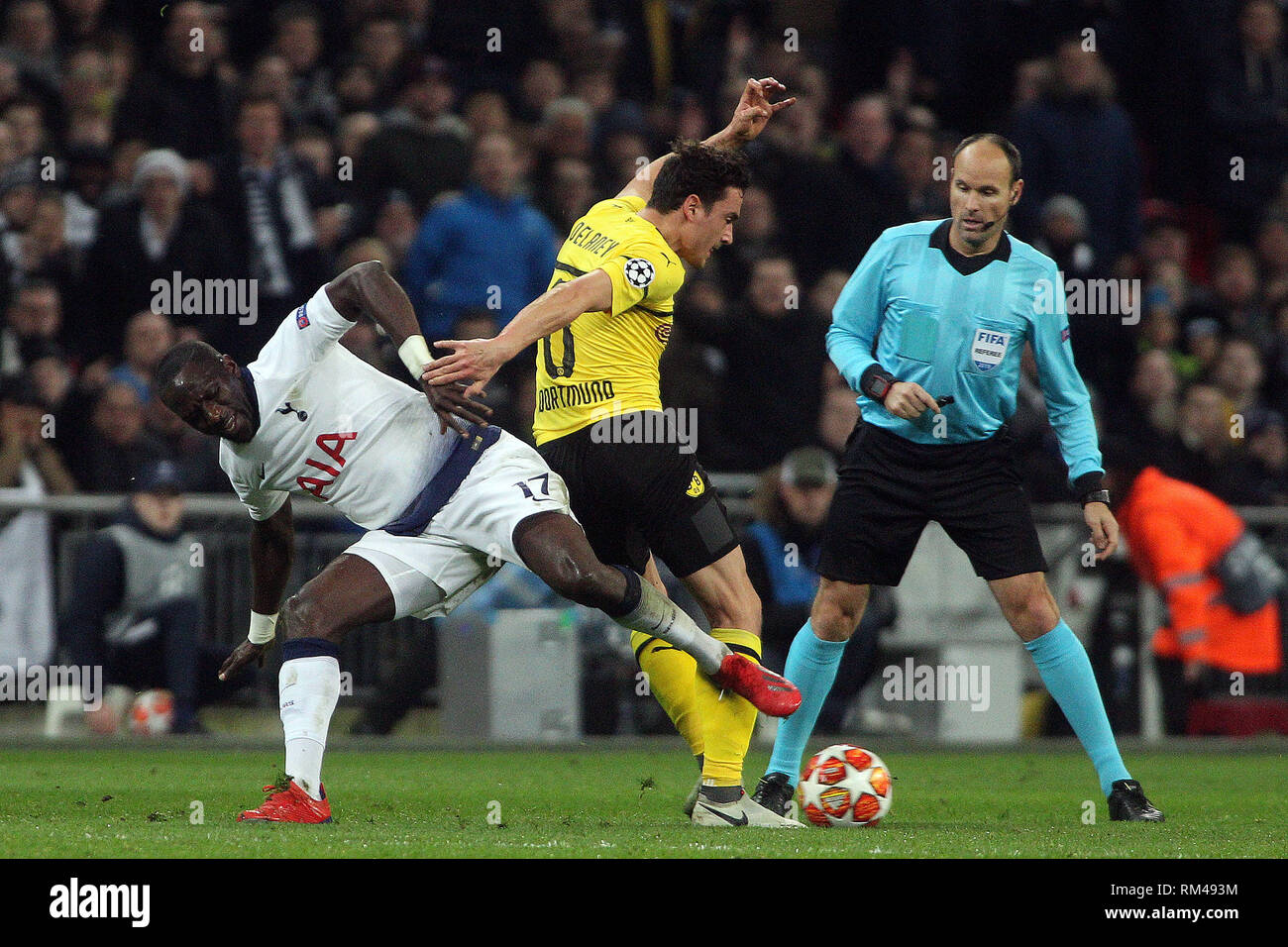 London, Großbritannien. 13 Feb, 2019. Moussa Sissoko von Tottenham Hotspur (L) ist verschmutzt von Thomas Delaney von Borussia Dortmund (R). UEFA Champions League, Achtelfinale, Hinspiele übereinstimmen, Tottenham Hotspur v Borussia Dortmund im Wembley Stadion in London am Mittwoch, 13. Februar 2019. Dieses Bild dürfen nur für redaktionelle Zwecke verwendet werden. Nur die redaktionelle Nutzung, eine Lizenz für die gewerbliche Nutzung erforderlich. Keine Verwendung in Wetten, Spiele oder einer einzelnen Verein/Liga/player Publikationen. pic von Steffan Bowen/Andrew Orchard sport Fotografie/Alamy Live news Credit: Andrew Orchard sport Fotografie/Alamy leben Nachrichten Stockfoto