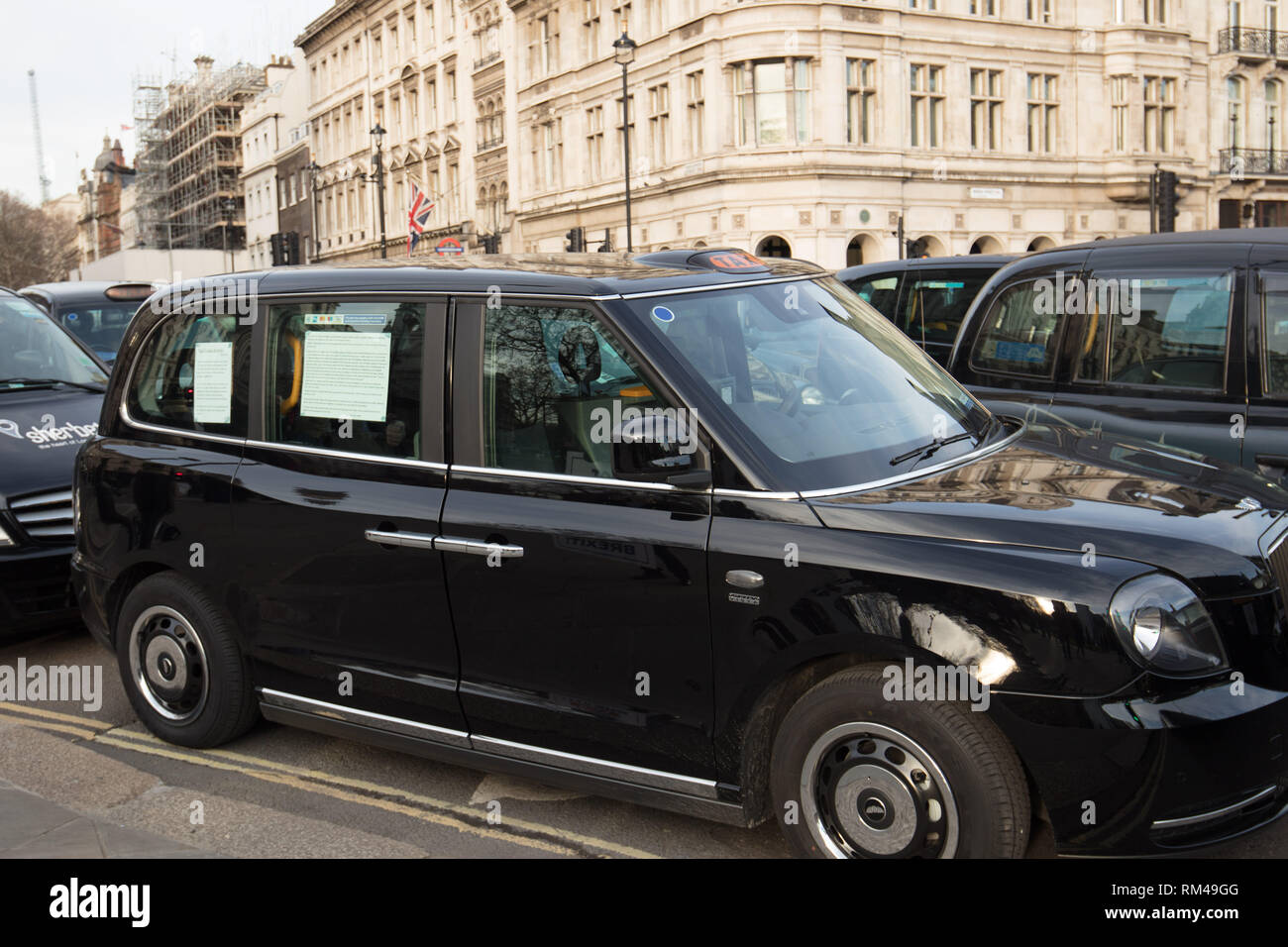 London, Großbritannien. 13. Februar 2019. Elektrische London Taxi, während Protest auf dem Trafalgar Square, London, Großbritannien heute. Zukunft Taxis haben elektrische zu sein. Credit: Joe Kuis/Alamy leben Nachrichten Stockfoto