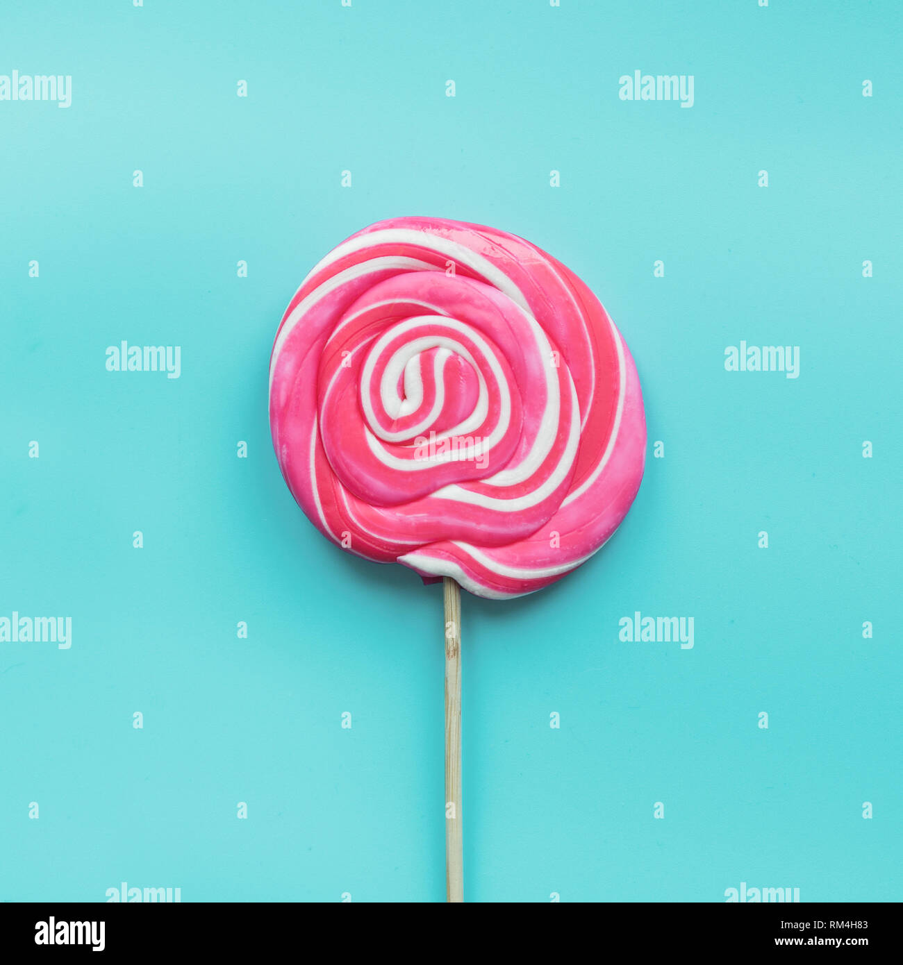 Lutscher candy Swirl weiss und rosa Pastell blau. Stockfoto