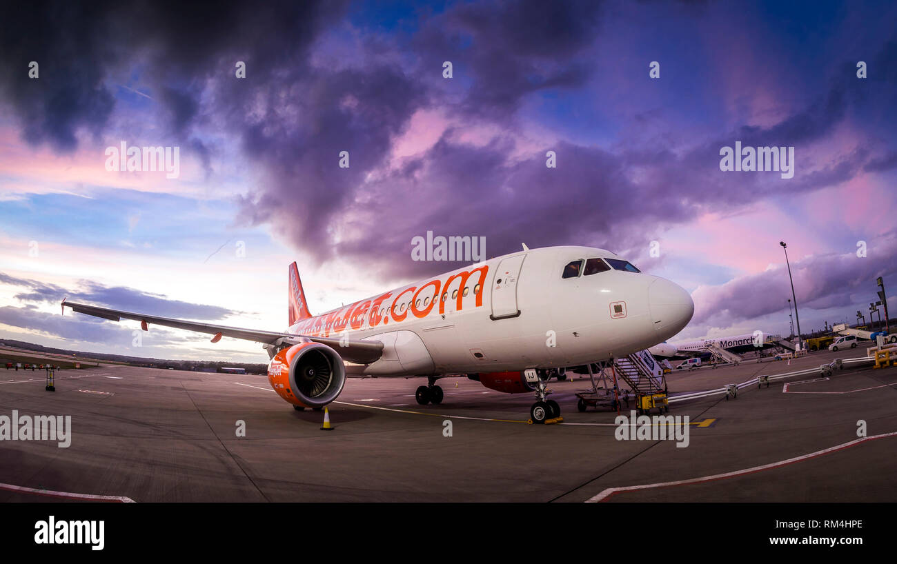 Easyjet Flugzeug warten auf dem Vorfeld des Flughafen Gatwick in Großbritannien, in der Dämmerung. Stockfoto