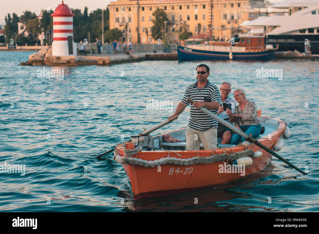 Zadar berühmte barkajol Kreuzung mit einem älteren Ehepaar ihre Fahrt genießen. Stockfoto