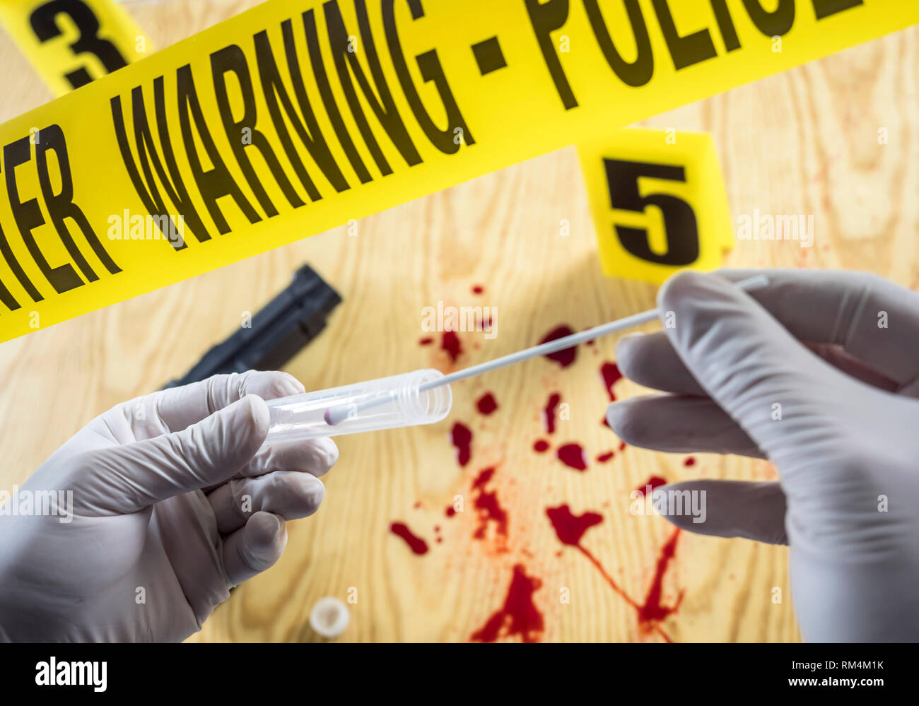 Tatort für das Schneiden von Waffe, Kriminalpolizei nimmt Blutproben in Szene von Mord, konzeptuellen, begrifflichen Bild Stockfoto