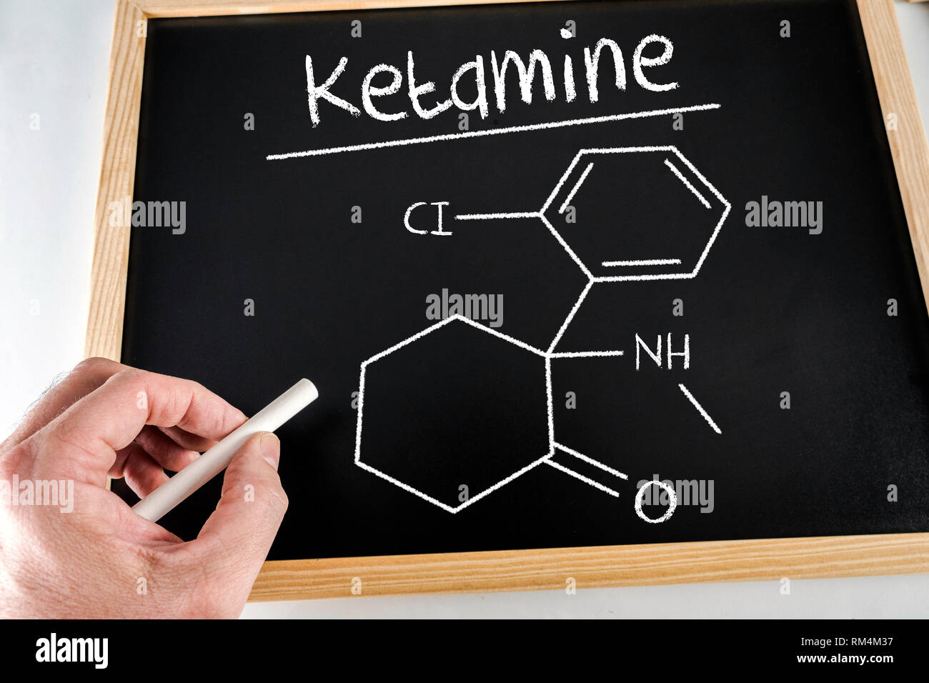 Konzeptuelles Diagramm gezeichnet mit Kreide auf einer Tafel der Ketamin, Bildung Konzept Stockfoto