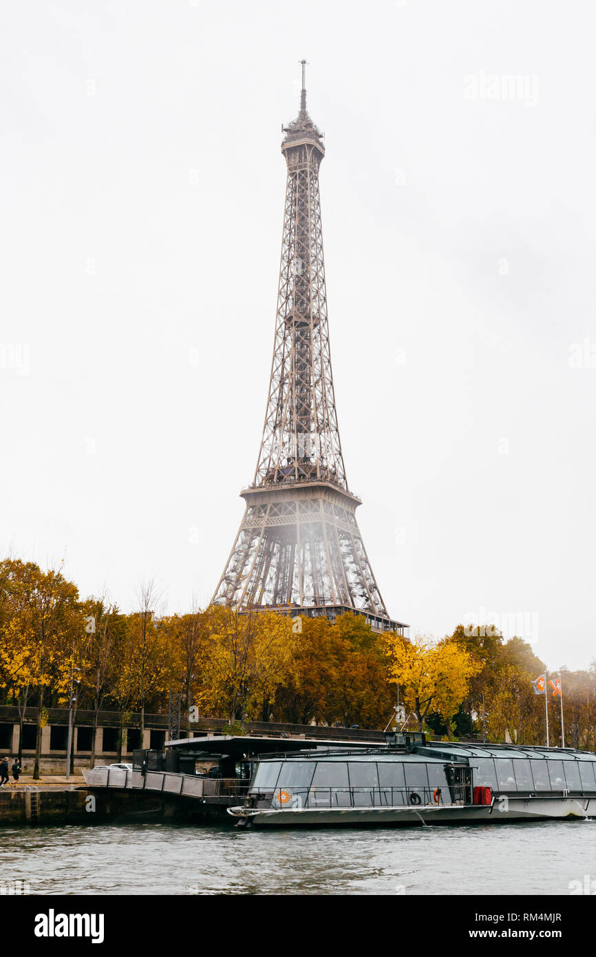 PARIS, Frankreich, 11. November 2018 - Tour Eiffel in einer regnerischen Tag während der Navigation über die Seine in Bateau Mouche Stockfoto