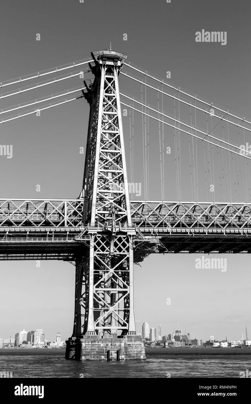 Säule der Williamsburg Bridge in Manahattan, New York Stockfoto