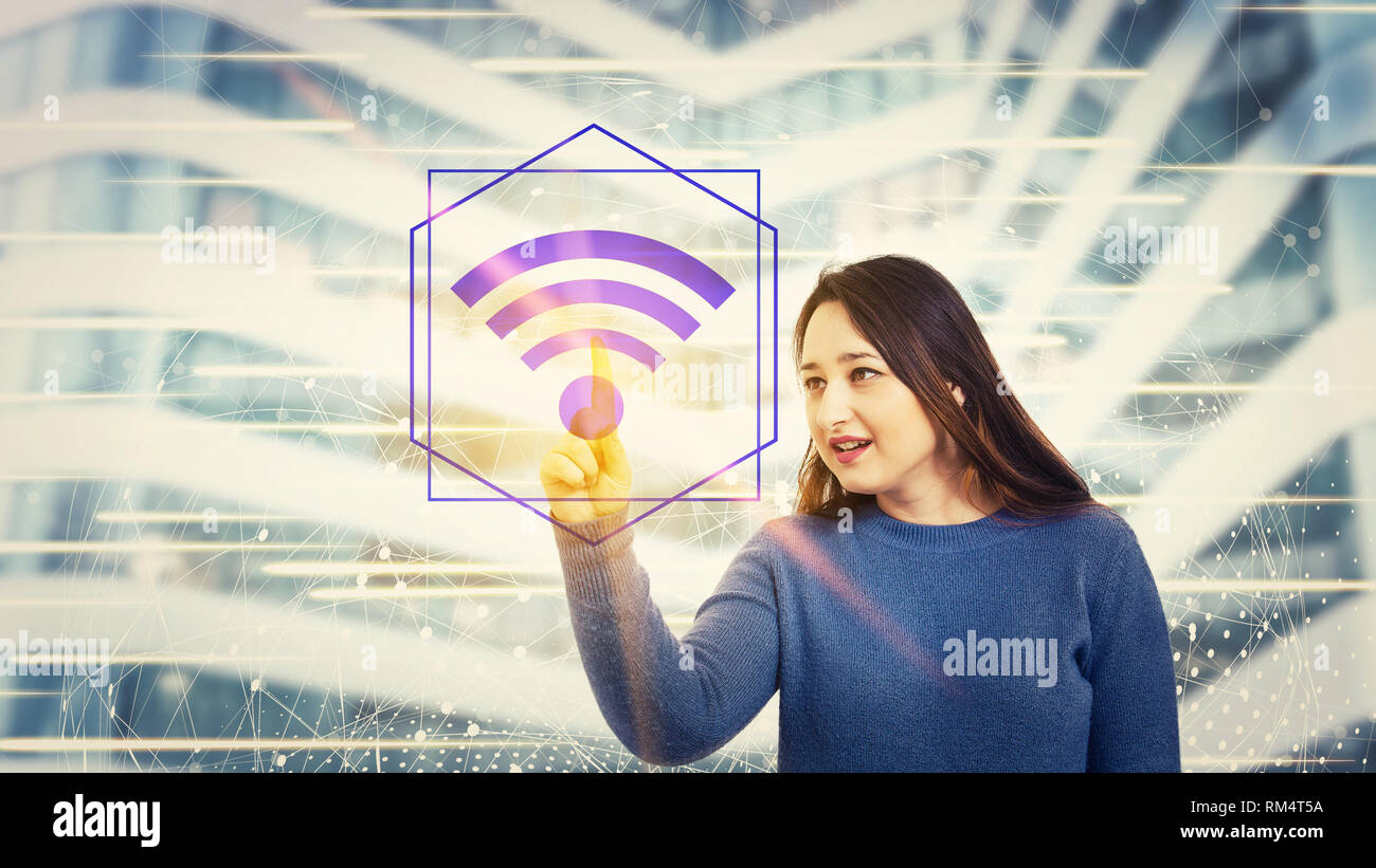 Frau Drücken einer digitalen Schnittstelle auswählen Wlan symbol Hologramm. Globales Netzwerk Konzept, ausgezeichnete Signalstärke. Stockfoto