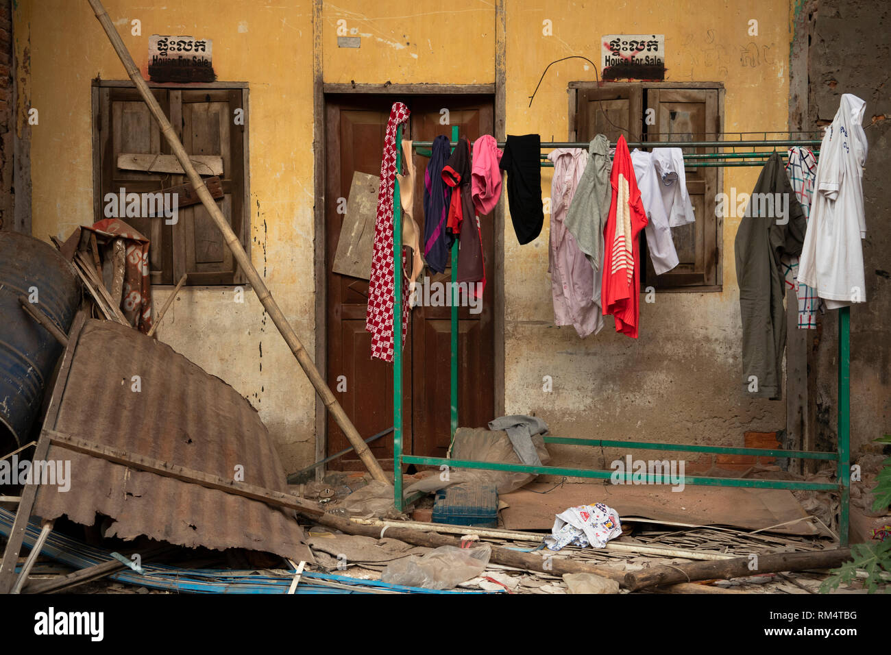 Kambodscha, Kampot Kampot Provinz, Stadt, Alten Markt, Kapitalanlage, Waschmaschine außen verfallenden alten französischen kolonialen Gebäuden Stockfoto