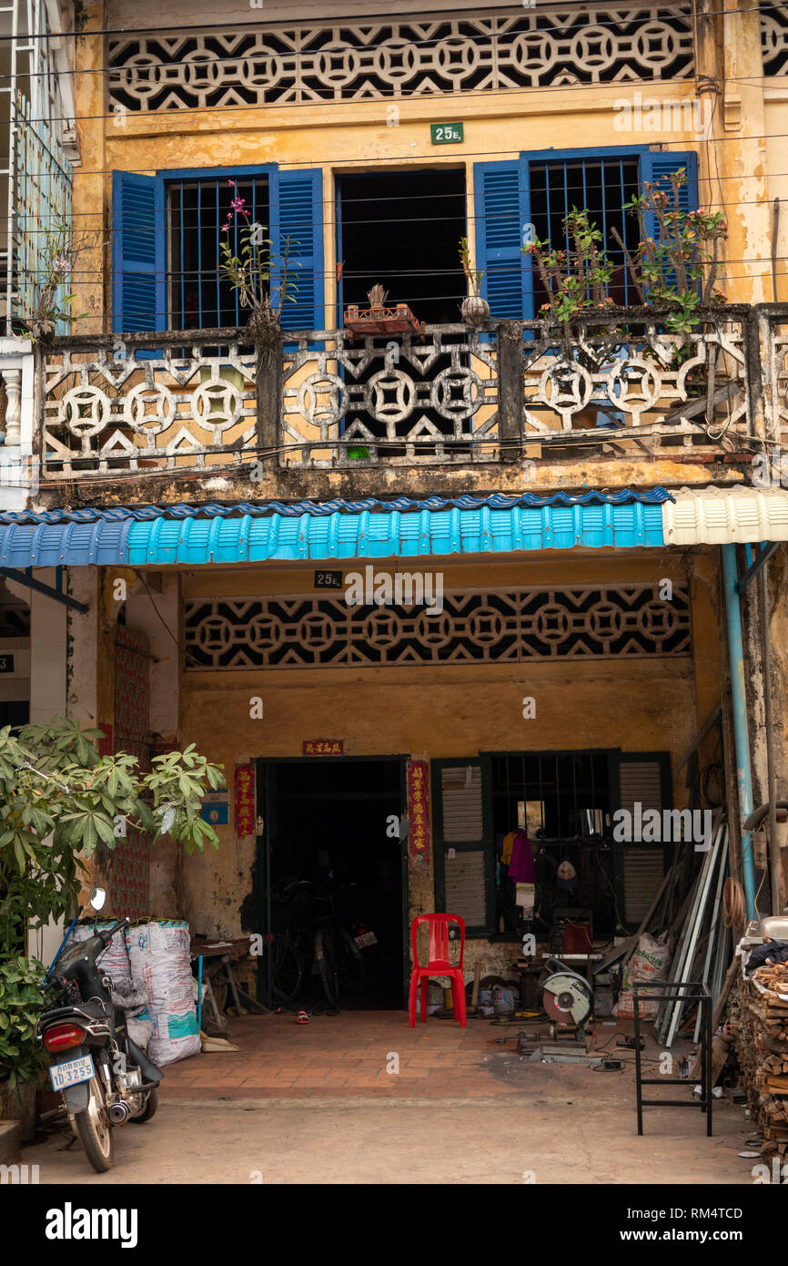 Kambodscha, Kampot Kampot Provinz, Stadt, Alten Markt, unrestaurierter alten französischen kolonialen Gebäude als Haus Stockfoto