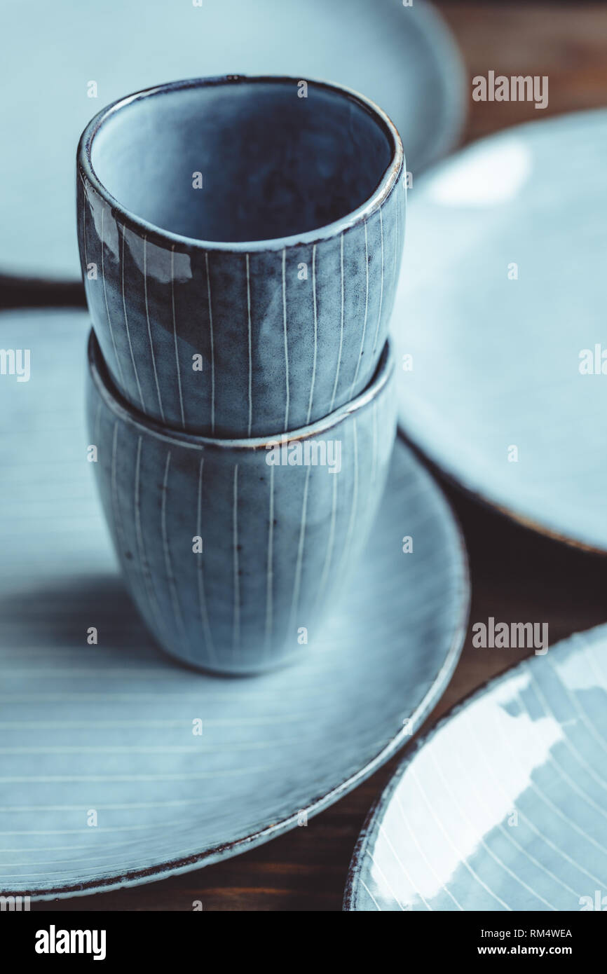 Handmade set Blau aus Keramik Geschirr. Espresso Tassen und Teller  Stockfotografie - Alamy