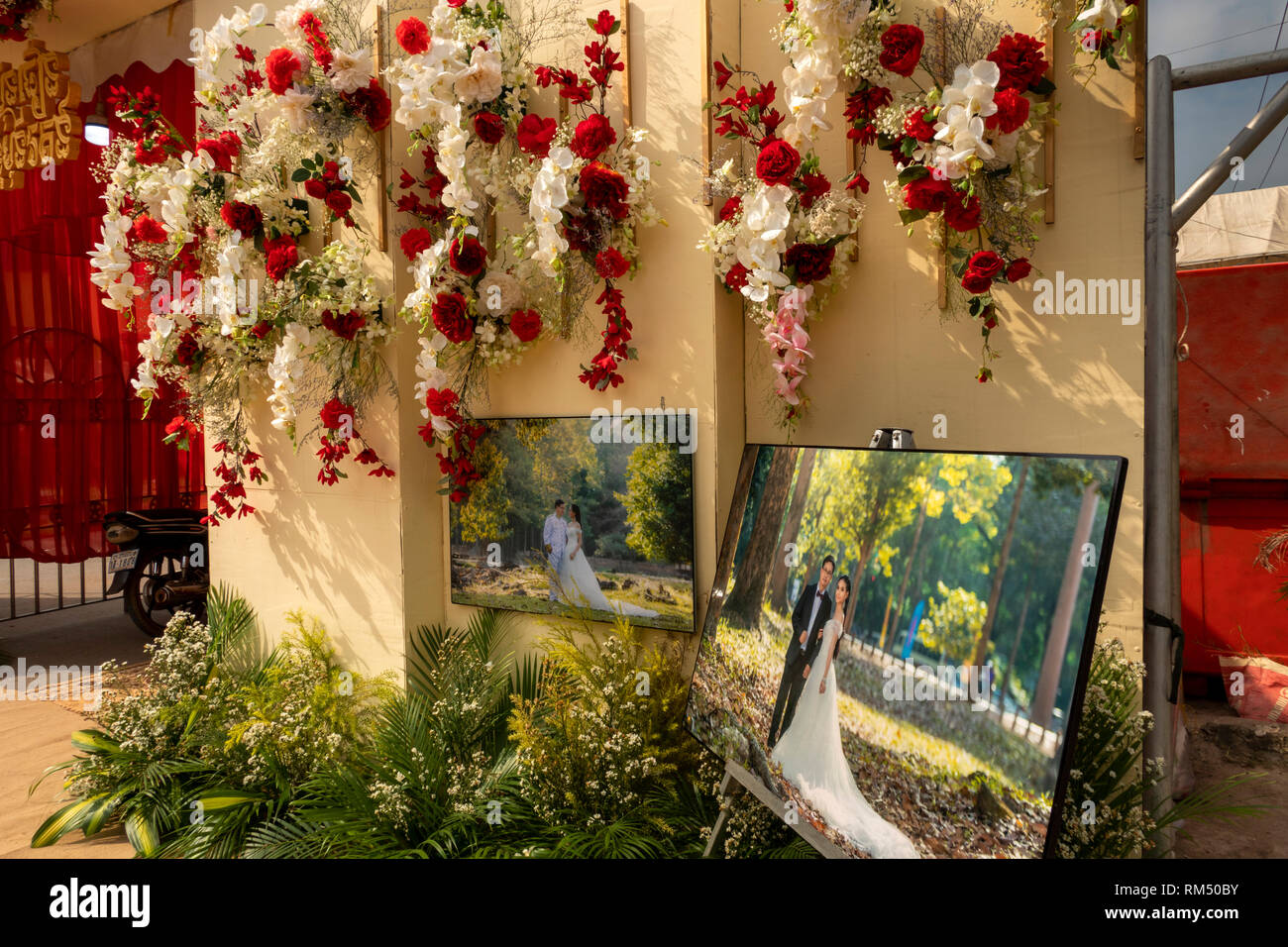 Kambodscha, Kampot Province, Kampot, Road 736, Porträts und Blumenarrangement außerhalb Hochzeit Festzelt Stockfoto