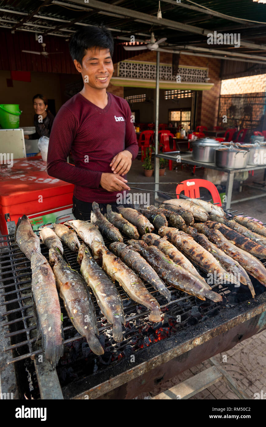 Kambodscha, Kampot Province, Kampot, Road 736, Street Food stall, man grillen Wels mit Kräutern am Straßenrand gefüllt Stockfoto