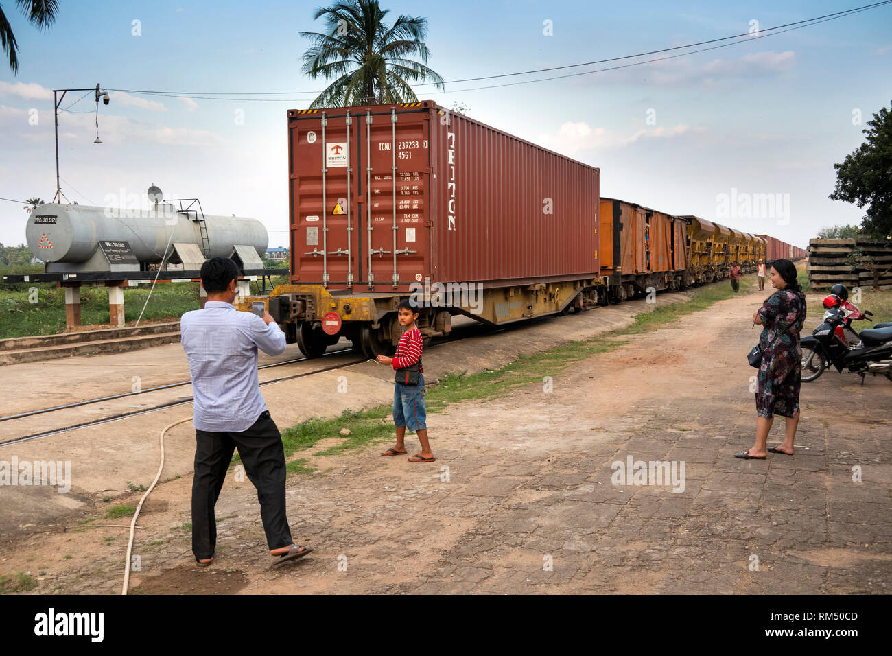 Kambodscha, Kampot Province, Kampot, Güterzug, die Container von Sihanoukhville nach Phnom Penh Stockfoto