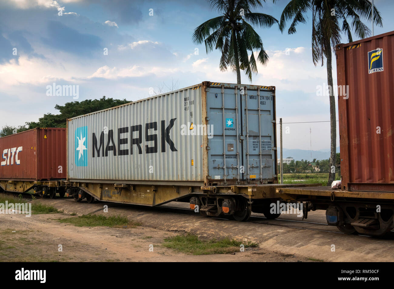 Kambodscha, Kampot Province, Kampot, Bahnhof, am späten Nachmittag Güterzug, die Container von Sihanoukhville nach Phnom Penh Stockfoto