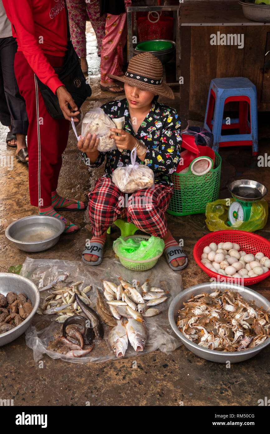 Kambodscha, Kampot Province, Kampot, Psar Samaki, Central Market, Meeresfrüchte Verkäufer Inspektion Taschen von Pilzen Stockfoto