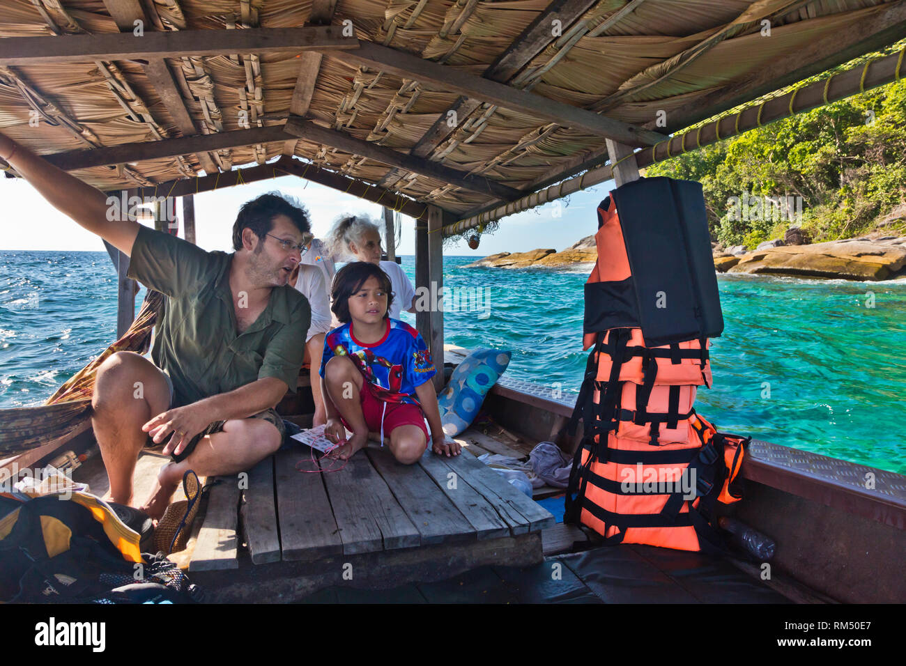 Reisen in einer MOKEN Boot vor der Küste von Ko Surin thailändischen Insel in Mu Ko Surin Nationalpark - THAILAND Stockfoto
