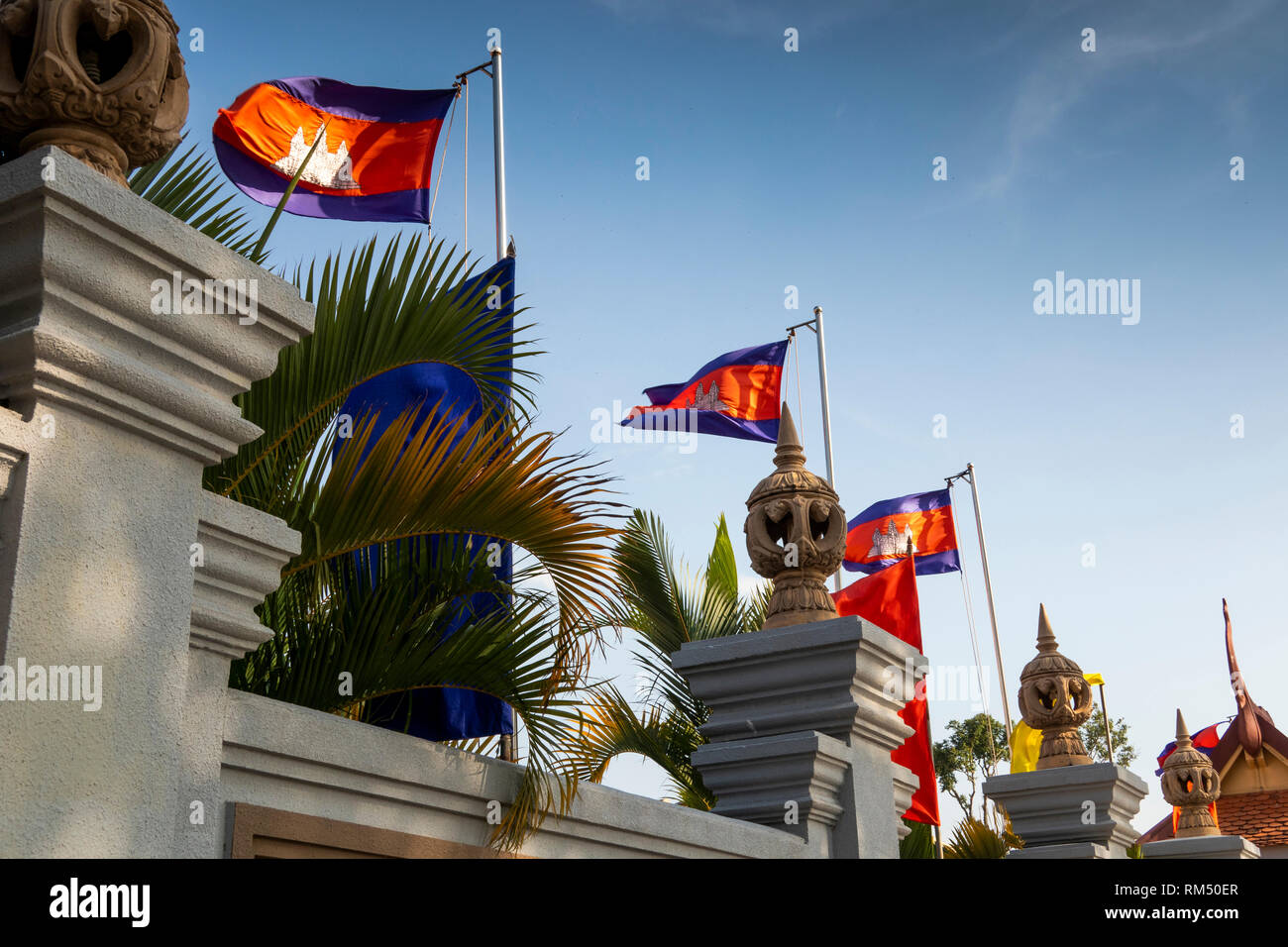 Kambodscha, Kampot Province, Kampot, Riverside Road, Kambodschanischen flags außerhalb der Nationalen Bank Büro fliegen Stockfoto