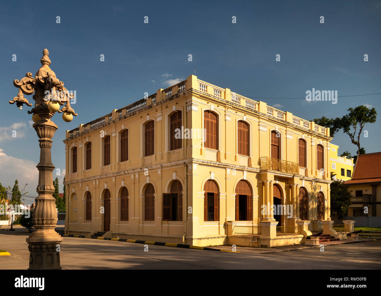 Cm 378 Kambodscha, Kampot Province, Kampot, Riverside Road, Kampot Museum im ehemaligen französischen Governor's Mansion Stockfoto