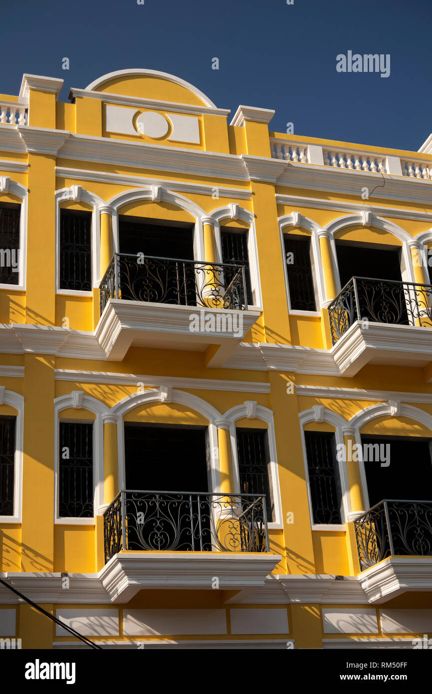 Kambodscha, Kampot Province, Kampot, Road 729, moderne Hotel Gebäude im französischen Kolonialstil Stockfoto