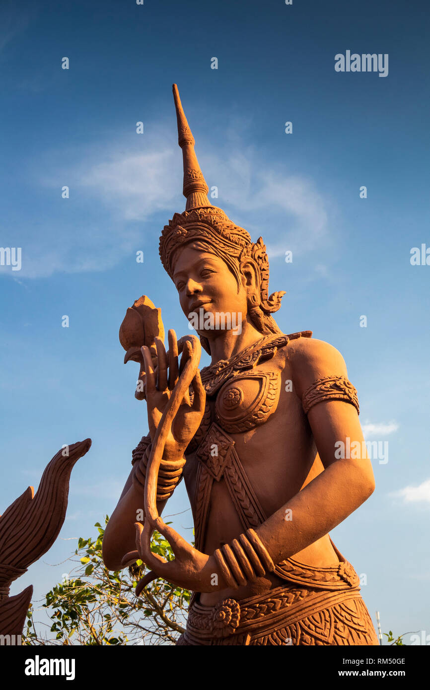 Kambodscha, Kampot Province, Kampot, Lotus Teich, städtischen Park und Garten, Suvannamaccha mermaid Gottheit Statue Stockfoto