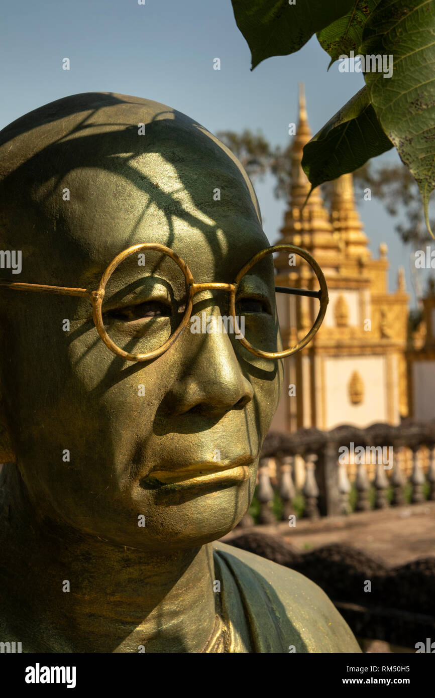 Kambodscha, Kampot Province, Kampot, Tuek Chhou, Kbal Romeas Dorf Wat, angesichts der Gedenkstätte Mönch Tragen einer Brille Stockfoto