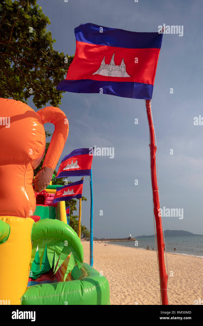 Kambodscha, Kampot, Kep, Strand, nationale Flaggen oben Hüpfburg fliegen Stockfoto