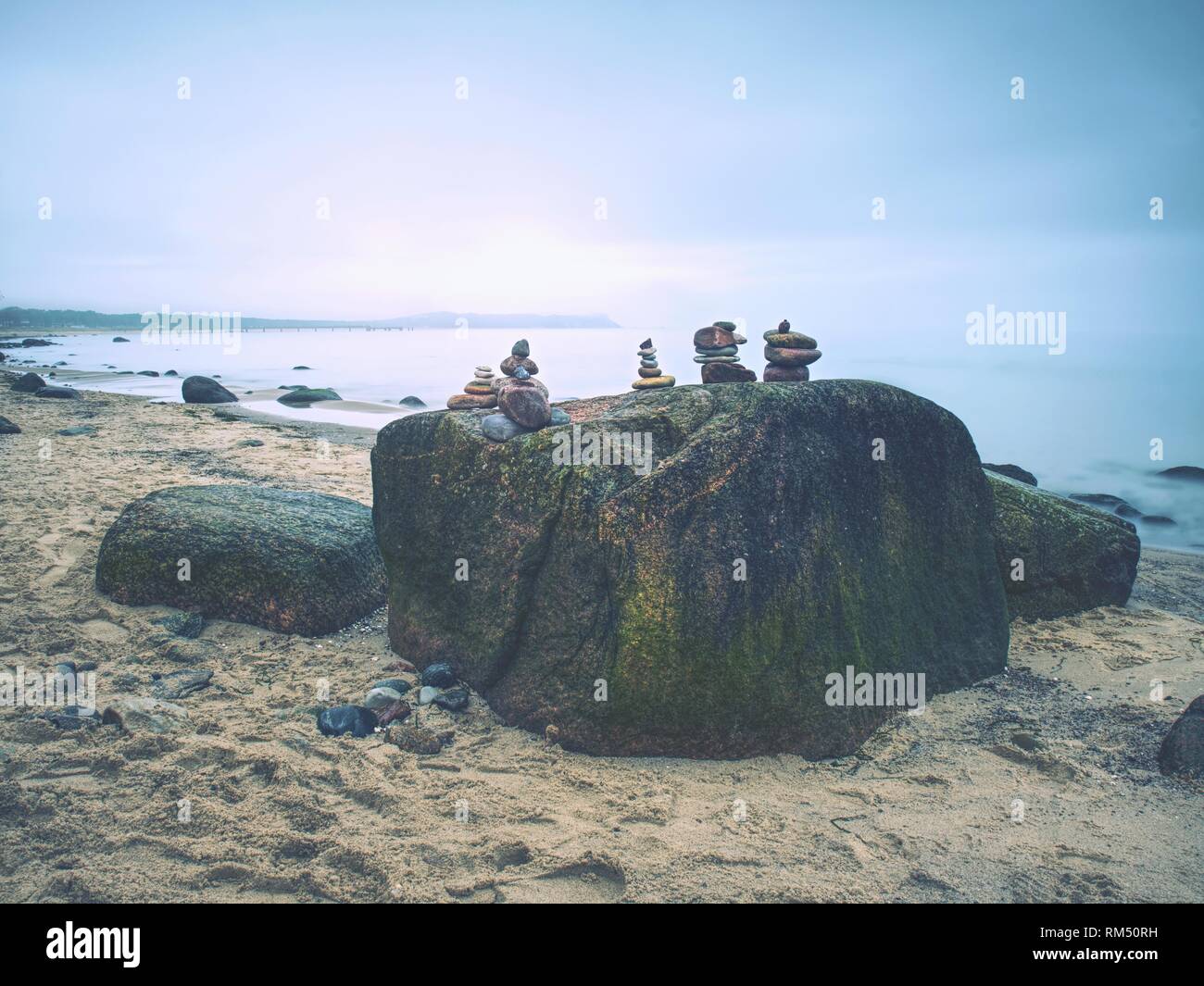 Steine Pyramide als Symbol für Zen, Harmonie, Balance auf dem Ocean Hintergrund. Stockfoto