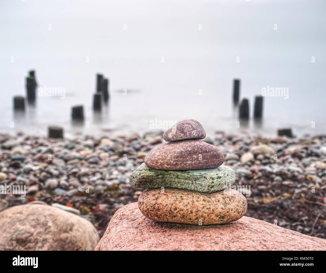 Steine Pyramide als Symbol für Zen, Harmonie, Balance auf dem Ocean Hintergrund. Stockfoto