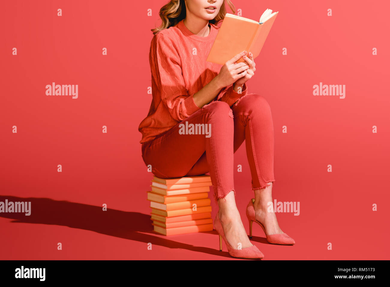 7/8-Ansicht von Frau liest Buch. Pantone-Farbe des Jahres 2019 Konzept Stockfoto