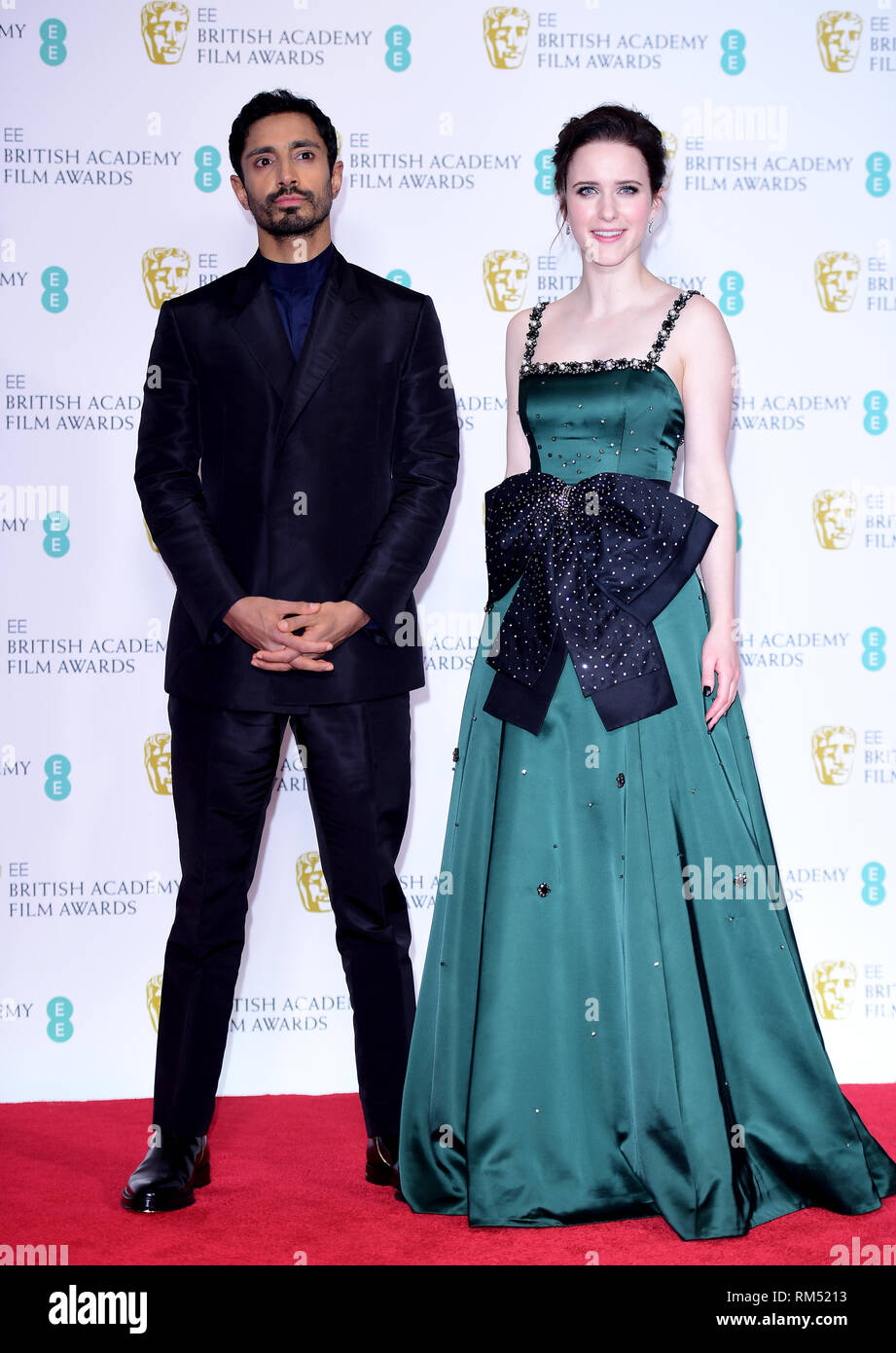 Riz Ahmed und Rachel Brosnahan im Presseraum an der 72nd British Academy Film Awards gehalten an der Royal Albert Hall, Kensington Gore, Kensington, London. Stockfoto