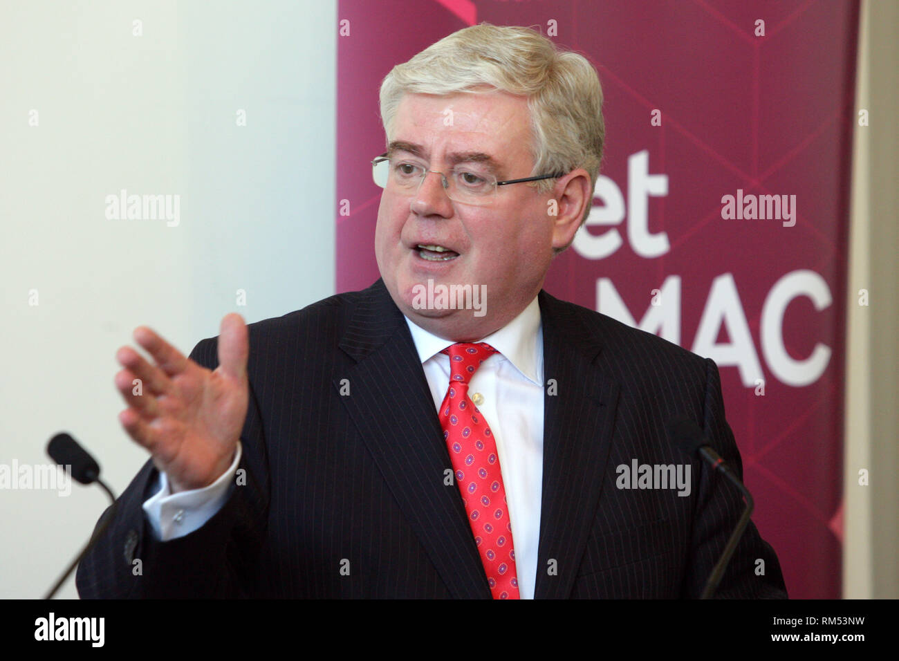 Irischen Stellvertretenden Ministerpräsidenten Tánaiste, Eamon Gilmore in Belfast zum Frühstück Diskussion der 15. Jahrestag der Unterzeichnung der Abkommen von Belfast Kennzeichnung, Montag, 29. April im MAC. Der Tánaiste trat der Staatssekretär für Nordirland Rt Hon Theresa Villiers MP auf der Veranstaltung, die mit jungen Menschen in 1998 geboren, Jugend und gemeinschaftliche Organisationen, Führungskräfte und Akademiker verpackt war. Foto/Paul McErlane Stockfoto