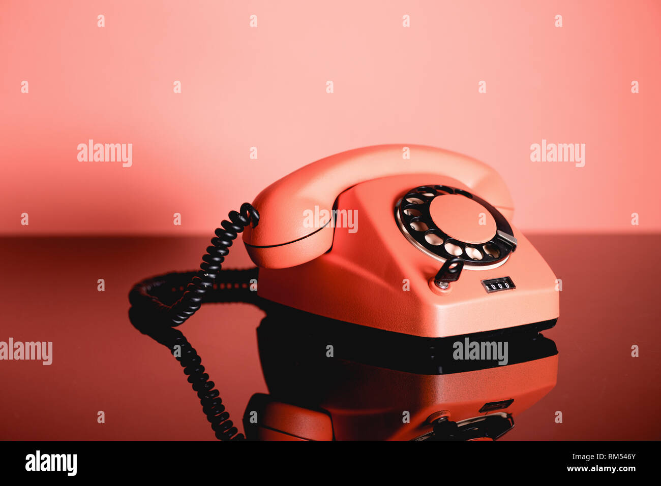 Lebende Korallen vintage Rotary Telefon. Pantone-Farbe des Jahres 2019 Konzept Stockfoto