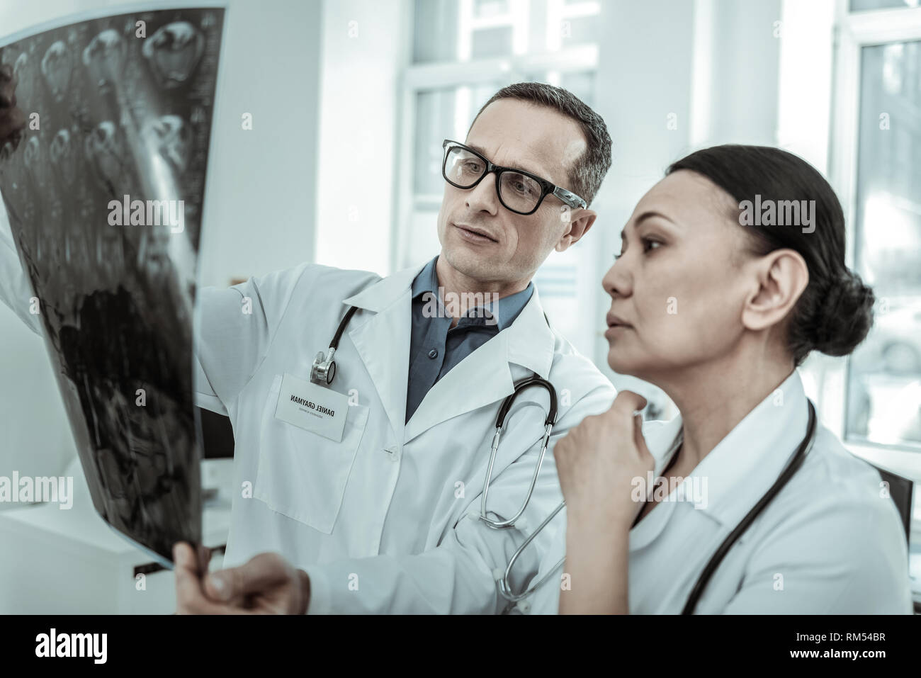 Executive Ärzte Suche nach Bruch oder Riss im Knochen Stockfoto