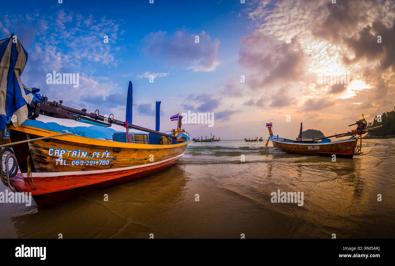 Boote bei Sonnenuntergang am Kata Beach, Phuket, Thaliand Stockfoto