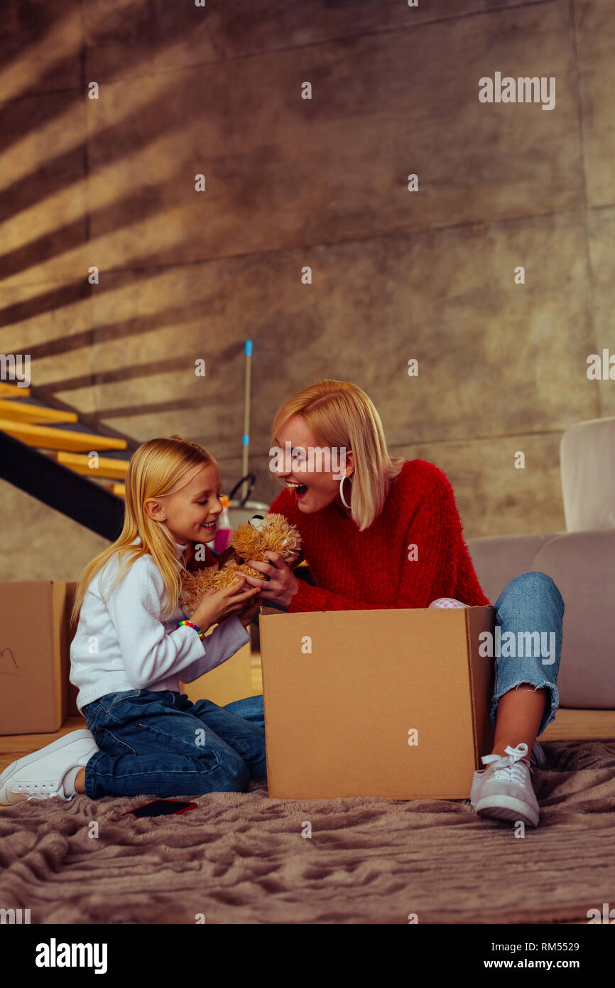 Gerne Mädchen umarmt ihr Liebling Teddybär Stockfoto