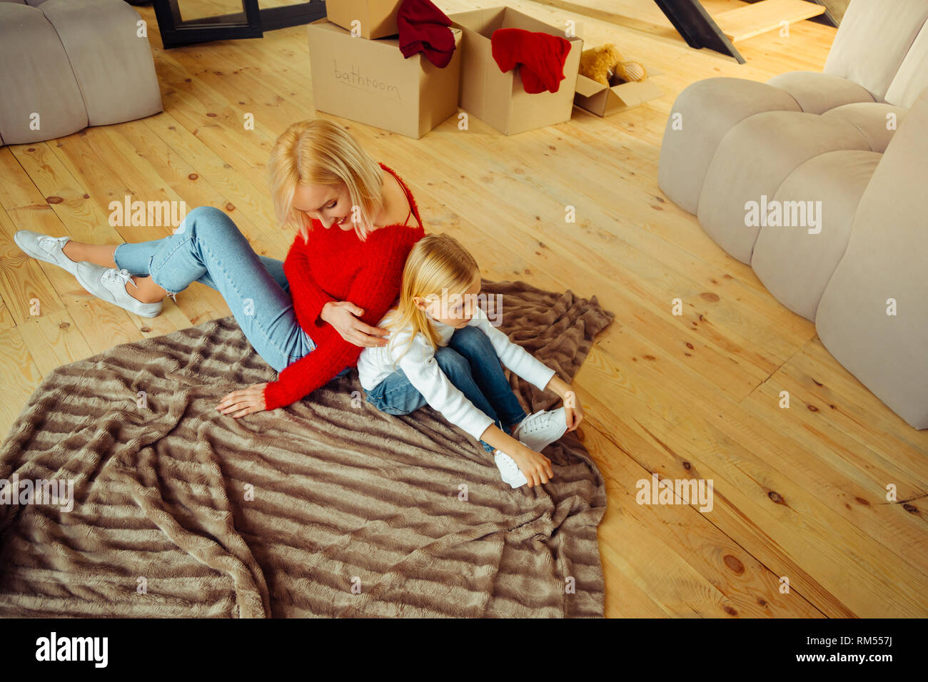 Blonde Mädchen hören auf Ihre Mama umgekippt Stockfoto